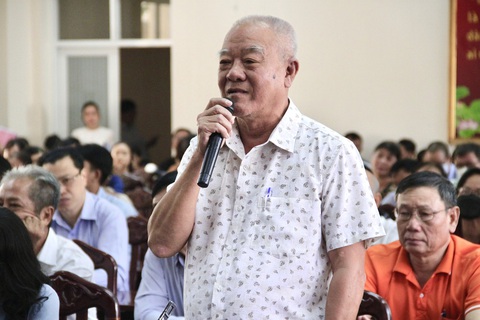 TP.HCM đang tích cực xin cơ chế tài chính để nhà đầu tư hoàn thành dự án chống ngập - Ảnh 1. Cử tri Nguyễn Xuân Mừng (quận 7) hỏi về tiến độ thực hiện dự án chống ngập 10.000 tỉ - Ảnh: PHƯƠNG NHI