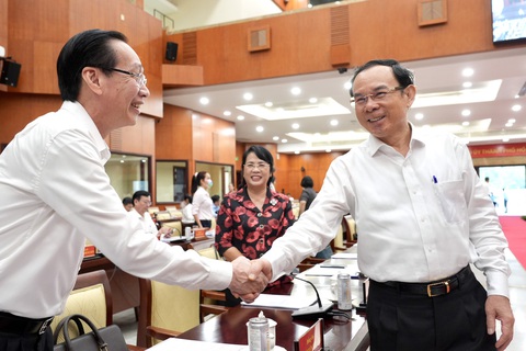 Thành ủy TP.HCM họp bàn giải pháp gỡ khó cho nền kinh tế 3 tháng cuối năm - Ảnh 1. Bí thư Thành ủy TP.HCM Nguyễn Văn Nên (phải) trao đổi với Trưởng Ban Nội chính Thành ủy Lê Thanh Liêm - Ảnh: HỮU HẠNH
