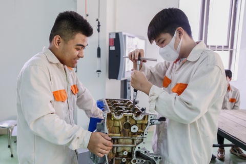 Doanh nghiệp châu Âu cần lao động, trường nghề Việt muốn đón đầu - Ảnh 1. Sinh viên thực hành tìm hiểu động cơ ô tô tại xưởng trong Trường cao đẳng nghề Hà Nam - Ảnh: HÀ QUÂN