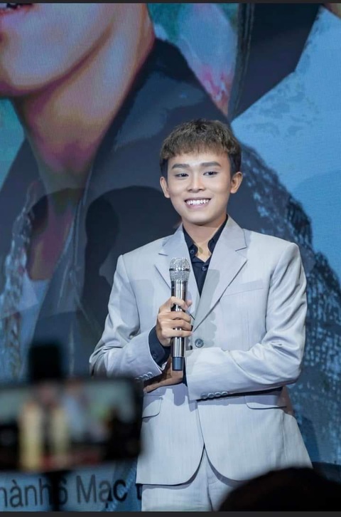 Hồ Văn Cường thử hát nhạc trẻ với 'Ngày mai người ta lấy chồng' - Ảnh 4. Người hâm mộ mong Hồ Văn Cường tự tin trình diễn nhiều thể loại nhạc hơn nữa