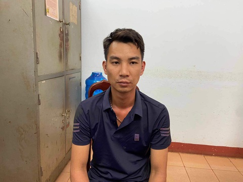 Tài xế Huân - người lái xe tải lấn làn tông xe khách khiến 13 người thương vong đang bị tạm giữ - Ảnh: S.Đ. Tài xế Huân, người lái xe tải lấn làn tông xe khách khiến 13 người thương vong, đang bị tạm giữ - Ảnh: S.Đ.