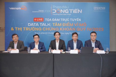 Nhà đầu tư cá nhân chi 19.000 tỉ mua ròng ba quý, chứng khoán sắp tới ra sao? - Ảnh 2. TS Nguyễn Hữu Huân (giữa) điều phối tọa đàm, với sự tham gia của các chuyên gia kinh tế - Ảnh: VNB