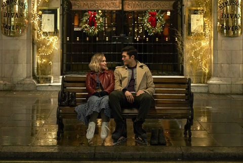 Những tình yêu sét đánh đáng nhớ trên màn ảnh - Ảnh 3. Last Christmas có nhiều khoảnh khắc ngọt ngào giữa Emilia Clarke và Henry Golding - Ảnh: Buzz Magazine