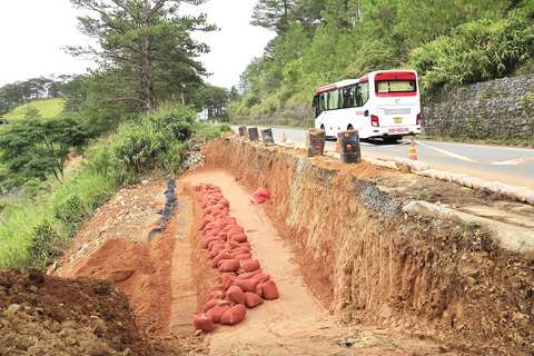 Quốc lộ 27C nối Đà Lạt – Nha Trang liên tục gián đoạn vì sạt lở, sụt lún nền đường - Ảnh: M.V Quốc lộ 27C nối Đà Lạt - Nha Trang liên tục gián đoạn vì sạt lở, sụt lún nền đường - Ảnh: M.V
