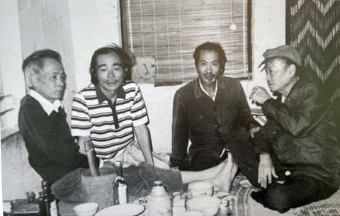 Mâm rượu nhiều nỗi niềm của những văn nghệ sĩ tài ba, do Hà Tường chụp Mâm rượu nhiều nỗi niềm của những văn nghệ sĩ tài ba, do Hà Tường chụp