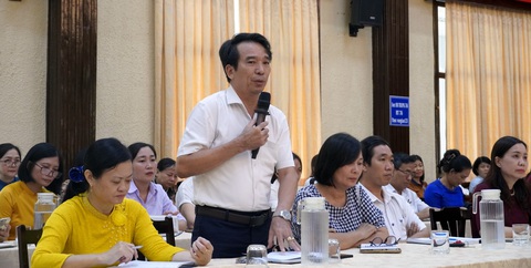 Loay hoay với bài toán thiếu giáo viên ở Vũng Tàu - Ảnh 3. Một hiệu trưởng phát biểu ý kiến tại hội nghị - Ảnh: ĐÔNG HÀ