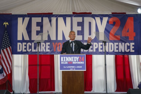 Luật sư Robert F. Kennedy Jr. tuyên bố tranh cử tổng thống độc lập ngày 9-10 - Ảnh: AFP Luật sư Robert F. Kennedy Jr. tuyên bố tranh cử tổng thống độc lập ngày 9-10 - Ảnh: AFP