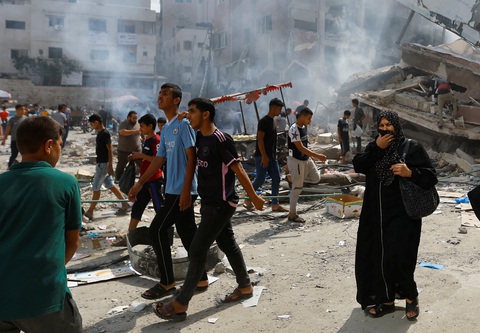 Nhiều công trình bị hư hại ở phía Nam dải Gaza - Ảnh: REUTERS Nhiều công trình bị hư hại ở phía nam Dải Gaza, ngày 10-10 - Ảnh: REUTERS