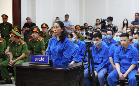 Nhận tiền tỉ, cựu giám đốc Sở Giáo dục và Đào tạo Quảng Ninh hầu tòa - Ảnh 1. Bị cáo Vũ Liên Oanh - cựu giám đốc Sở Giáo dục và Đào tạo Quảng Ninh - cùng các đồng phạm tại phiên tòa ngày 10-10 - Ảnh: T.KHANH