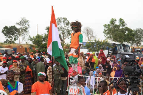 Người ủng hộ chính quyền quân sự Niger tuần hành kêu gọi Pháp rút quân ở thủ đô Niamey, ngày 1-10 - Ảnh: REUTERS Người ủng hộ chính quyền quân sự Niger biểu tình kêu gọi Pháp rút quân ở thủ đô Niamey ngày 1-10 - Ảnh: REUTERS