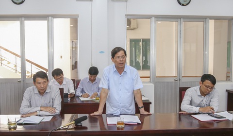 Chủ tịch tỉnh Khánh Hòa viết thư ngỏ kêu gọi ủng hộ cho bóng đá tỉnh nhà - Ảnh 2. Ông Nguyễn Tấn Tuân (giữa) trong buổi làm việc với các sở, ban, ngành hôm 3-10 về CLB Khánh Hòa - Ảnh: BÁO KHÁNH HÒA