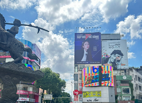 Fan Diệp Lâm Anh "chơi lớn" treo billboard khắp nơi để chúc mừng "Chị Đẹp" - Ảnh 2. Diệp Lâm Anh được fan chơi lớn khi "phủ kín" hình ảnh thần tượng từ TP.HCM đến Phú Quốc.