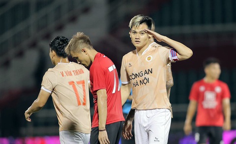 CLB TP.HCM thua Công An Hà Nội trong trận đấu thiện nguyện - Ảnh 1. Tấn Tài giơ tay chào ăn mừng bàn thắng - Ảnh: NGUYÊN PHONG