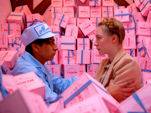 Wes Anderson – phù thuỷ sắc màu của Hollywood - Ảnh 5. The Grand Budapest Hotel sử dụng gam màu chính là hồng - Ảnh: Litte White Lies
