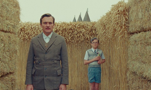 Wes Anderson – phù thuỷ sắc màu của Hollywood - Ảnh 2. 'Thế giới của Wes' là thuật ngữ được nhiều người sử dụng để nói về phim của Wes Anderson - Ảnh: Netflix