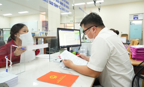 Người dân làm thủ tục nhà đất tại UBND quận Tân Phú, TP.HCM - Ảnh: HỮU HẠNH Người dân làm thủ tục nhà đất tại UBND quận Tân Phú, TP.HCM - Ảnh: HỮU HẠNH