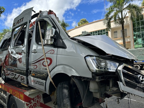 Vụ xe Thành Bưởi gây tai nạn: Bình Thuận đề nghị không kiểm tra xe 16 chỗ ở địa phương - Ảnh 1. Chiếc xe 16 chỗ trong vụ tai nạn - Ảnh: A LỘC