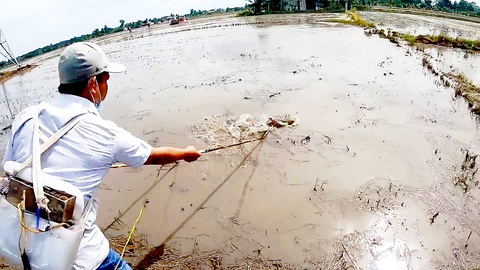 Ông T. hằng ngày đi xiệt cá để kiếm ăn và bán lại cho người dân trong TP Cà Mau - Ảnh: THANH HUYỀN Ông T. hằng ngày đi xiệt cá để kiếm ăn và bán lại cho người dân trong TP Cà Mau - Ảnh: THANH HUYỀN