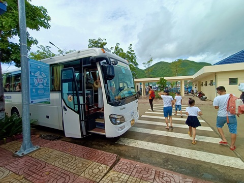 Xe khách lớn có biển "xe du lịch" mới được vào nội thành Nha Trang - Ảnh 1. Xe được cấp biển hiệu "xe du lịch" giúp các doanh nghiệp dễ dàng đón trả khách vào giờ cao điểm - Ảnh: MINH CHIẾN