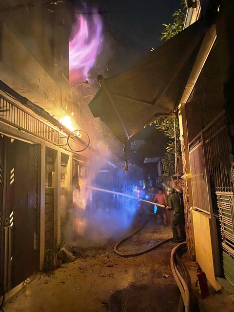 Cháy nhà trong đêm khuya, hai cháu nhỏ tử vong - Ảnh 1. Hiện trường vụ cháy nhà dân - Ảnh: H.B.