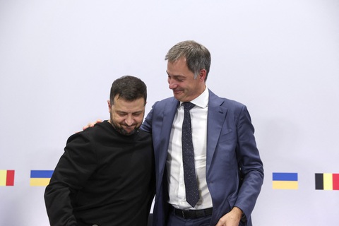 Bỉ hứa cung cấp máy bay chiến đấu F-16 cho Ukraine - Ảnh 1. Tổng thống Ukraine Volodymyr Zelensky và Thủ tướng Bỉ Alexander De Croo trao nhau cái ôm thân mật trong cuộc họp báo ở Brussels, Bỉ ngày 11-10 - Ảnh: AFP