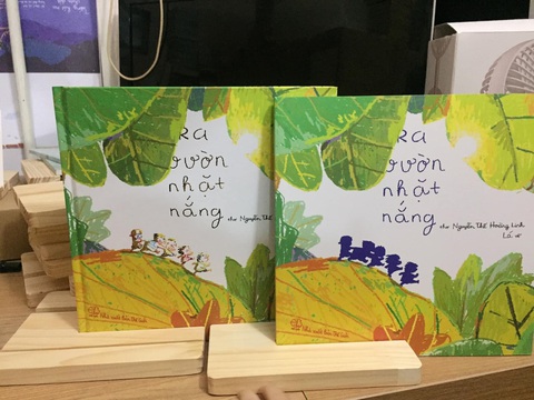 Bài thơ "Bắt nạt" rút trong tập thơ "Ra vườn nhặt nắng" của Nguyễn Thế Hoàng Linh - Ảnh: Facebook Nguyễn Thế Hoàng Linh Bài thơ "Bắt nạt" rút trong tập thơ "Ra vườn nhặt nắng" của Nguyễn Thế Hoàng Linh - Ảnh: Facebook Nguyễn Thế Hoàng Linh