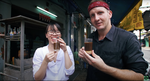 Youtuber hàng đầu thế giới ‘mê mệt’ cà phê Việt - Ảnh 1. Sonny Side giới thiệu cà phê Việt trên kênh YouTube hơn 10 triệu người theo dõi của mình - Ảnh: Best Ever Food Review Show