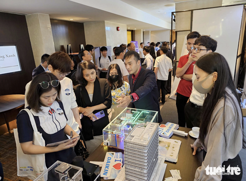 Cây xanh làm giảm giả trị xanh của công trình xanh? - Ảnh 1. Công trình xanh ngày càng được quan tâm và phổ biến thời gian gần đây. Trong ảnh: khách tham quan đông đúc tại quầy trưng bày mô hình tòa nhà ứng dụng giải pháp công nghệ xanh tại Tuần lễ công trình xanh 2023 - Ảnh: NGỌC HIỂN