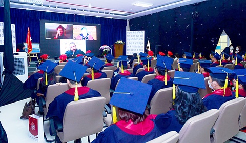 Coi chừng tự tước cơ hội với bằng cấp đào tạo từ xa nước ngoài - Ảnh 1. Lễ tốt nghiệp thạc sĩ của Trường đại học UBIS (University of Business Innovation and Sustainability, Thụy Sĩ) tại Việt Nam. Chương trình này dạy học hoàn toàn trực tuyến và chưa được Bộ Giáo dục và Đào tạo công nhận văn bằng - Ảnh: UBIS