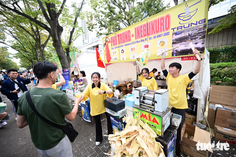 Tiktoker Nhật: 'Dự Vietnam Phở Festival cực vui' - Ảnh 3. Xe nước mía của quầy Phở Trung hút khách vì độc đáo - Ảnh: QUANG ĐỊNH