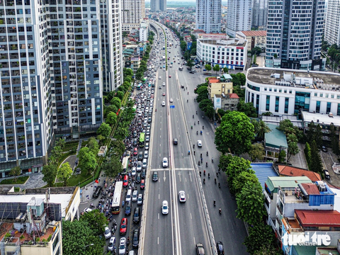 Đi xe máy vào đường trên cao, tài xế quay đầu bỏ chạy ngược chiều khi thấy CSGT - Ảnh 1. Do đường vành đai 2 dưới thấp ùn tắc, nhiều người lái xe máy đã đi vào đường trên cao để tránh khu vực này - Ảnh: HỒNG QUANG