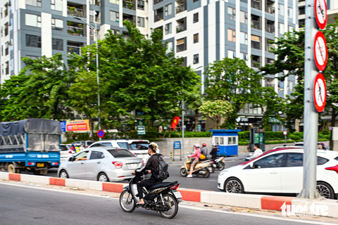 Đi xe máy vào đường trên cao, tài xế quay đầu bỏ chạy ngược chiều khi thấy CSGT - Ảnh 3. Biển cấm xe máy, xe thô sơ được đặt ở ngay lối vào đường trên cao. Điểm chung của các tài xế vi phạm là đi với tốc độ cao, nhiều người không đội mũ bảo hiểm - Ảnh: HỒNG QUANG