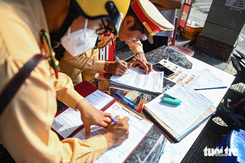Đi xe máy vào đường trên cao, tài xế quay đầu bỏ chạy ngược chiều khi thấy CSGT - Ảnh 8. CSGT lập biên bản xử lý người vi phạm. Theo quy định, tài xế sẽ bị xử phạt 500.000 đồng và tước bằng lái xe 2 tháng với lỗi đi vào khu vực cấm, đường có biển báo hiệu có nội dung cấm đi vào - Ảnh: HỒNG QUANG