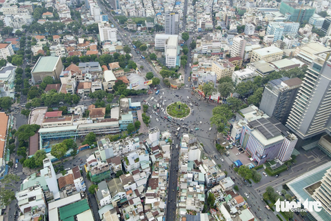 Giao thông hỗn loạn, dân té ngã tại vòng xoay Công trường Dân chủ - Ảnh 1. Ngã sáu Công trường Dân Chủ nhìn từ trên cao - Ảnh: LÊ PHAN