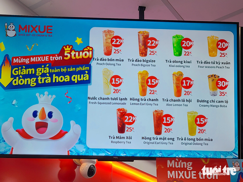 Hàng loạt cửa hàng nhượng quyền Mixue đã giảm giá bán, chỉ từ 15.000/cốc trà - Ảnh 1. Bảng giá mới của Mixue giảm sâu tới 25%, các món trà có giá ngang vỉa hè chỉ từ 15.000 đồng/cốc - Ảnh: NHẬT XUÂN