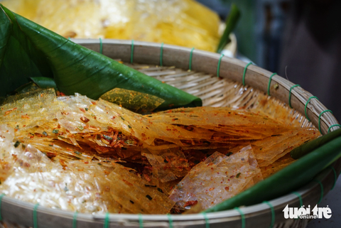 Bánh tráng Tây Ninh được lòng du khách - Ảnh: NGUYỄN HIỀN Bánh tráng Tây Ninh được lòng du khách - Ảnh: NGUYỄN HIỀN