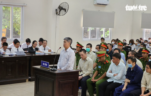 Bị cáo Lê Minh Quốc Cường, cựu giám đốc Sở Lao động - Thương binh và Xã hội tỉnh Bình Dương, phủ nhận không nhận tiền hối lộ chia từ cấp dưới - Ảnh: BÁ SƠN Bị cáo Lê Minh Quốc Cường, cựu giám đốc Sở Lao động - Thương binh và Xã hội tỉnh Bình Dương, phủ nhận không nhận tiền hối lộ chia từ cấp dưới - Ảnh: BÁ SƠN