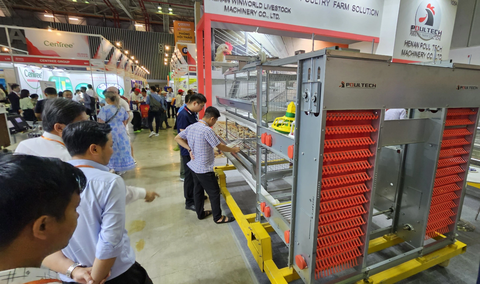 Doanh nghiệp 30 quốc gia đến Việt Nam 'show' thiết bị, máy móc ngành chăn nuôi- Ảnh 1. Nhiều sản phẩm, máy móc phục vụ chăn nuôi được các doanh nghiệp nước ngoài mang đến triển lãm đã thu hút đông đảo khách tham quan - Ảnh: N.TRÍ