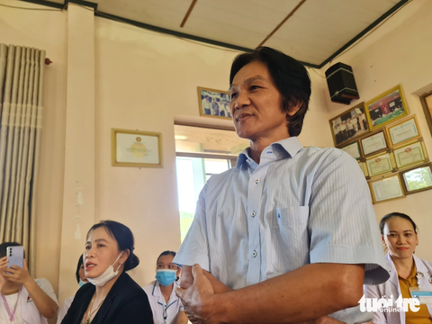 Bệnh viện 'gắn mác' tuyến tỉnh, 121 y bác sĩ không được hưởng phụ cấp nghề theo Nghị định 05 - Ảnh 3. Bác sĩ Nguyễn Văn Sơn bảo rất mừng khi nghe nghị định phụ cấp nghề cho y bác sĩ chống dịch, giờ ông rất buồn - Ảnh: TRẦN MAI