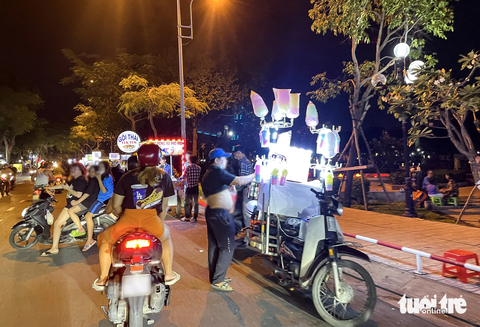 Hàng rong ‘bao vây’ công viên Tầm Vu, quận Bình Thạnh - Ảnh 2. Xe cộ chạy bát nháo, đậu đỗ lung tung ở khu vực trước công viên Tầm Vu vào mỗi tối - Ảnh: CHÂU TUẤN