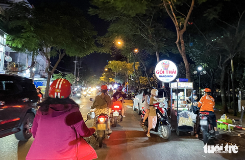 Hàng rong ‘bao vây’ công viên Tầm Vu, quận Bình Thạnh - Ảnh 5. Xe máy dừng bất chợt mua hàng, xe đi ngược chiều mua hàng... là những hình ảnh thường thấy ở khu vực này - Ảnh: CHÂU TUẤN