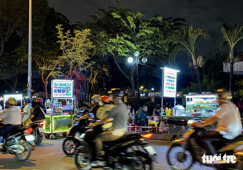 Hàng rong ‘bao vây’ công viên Tầm Vu, quận Bình Thạnh - Ảnh 7. Phía trong công viên Tầm Vu cũng được bày biện rất nhiều bàn, ghế - Ảnh: CHÂU TUẤN