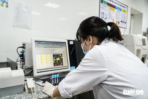 Cán bộ y tế Bệnh viện Đặng Văn Ngữ (Hà Nội) thực hiện nhập dữ liệu cho hệ thống xét nghiệm - Ảnh: NGUYỄN HIỀN Cán bộ y tế Bệnh viện Đặng Văn Ngữ (Hà Nội) thực hiện nhập dữ liệu cho hệ thống xét nghiệm - Ảnh: NGUYỄN HIỀN