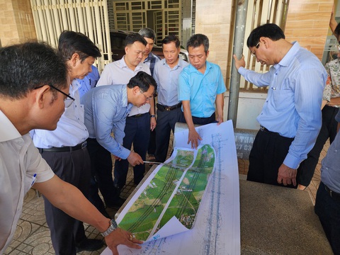 Đề nghị có chính sách tạm cư vì không làm kịp dự án tái định cư cho cao tốc Biên Hòa- Vũng Tàu - Ảnh 1. Huyện Long Thành báo cáo về tiến độ giải phóng mặt bằng cao tốc Biên Hòa - Vũng Tàu - Ảnh: H.MI