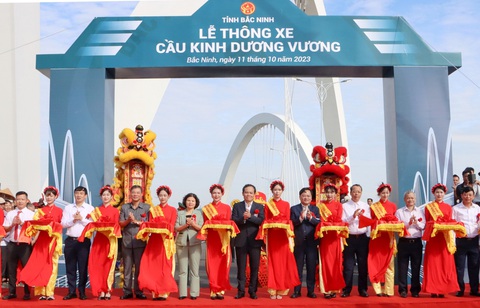 Phó thủ tướng Trần Lưu Quang và Bí thư Tỉnh ủy Nguyễn Anh Tuấn (giữa) cắt băng thông xe cầu Kinh Dương Vương - Ảnh: BAC NINH GOV Phó thủ tướng Trần Lưu Quang (giữa) và Bí thư Tỉnh ủy Bắc Ninh Nguyễn Anh Tuấn cắt băng thông xe cầu Kinh Dương Vương - Ảnh: BAC NINH GOV