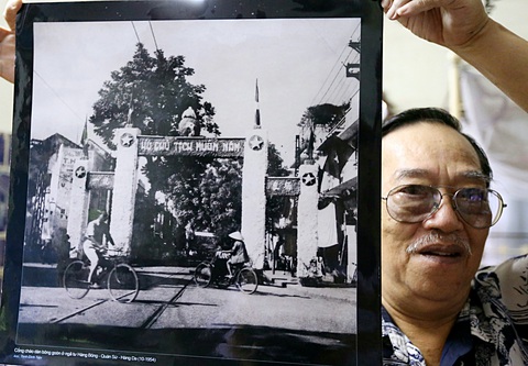 Nhiếp ảnh gia Trịnh Đình Tiến và bức ảnh ông chụp Hà Nội ngày tiếp quản 1954 - Ảnh: QUỐC VIỆT Nhiếp ảnh gia Trịnh Đình Tiến và bức ảnh ông chụp Hà Nội ngày tiếp quản 1954 - Ảnh: QUỐC VIỆT