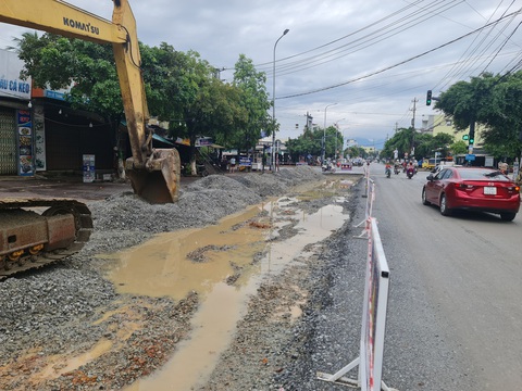 Mùa mưa lại đào đường thi công, dân khổ trăm bề - Ảnh 4. Mưa liên tục, nước bì bõm, ngày hoàn thành thi công vẫn đang phụ thuộc vào ông trời - Ảnh: TRẦN MAI