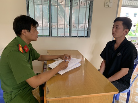 Thuê grab từ TP. HCM về Bến Tre rồi siết cổ tài xế, cướp xe giữa đường - Ảnh 1. Sau khi cướp xe máy của tài xế xe công nghệ, Chương gửi xe vào bãi giữ xe của bến xe Bến Tre rồi lẩn trốn nhưng bị công an bắt giữ - Ảnh: QUANG DUY