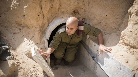 Israel phát hiện đường hầm ở phía nam, nghi Hamas đào để xâm nhập - Ảnh 1. Binh sĩ Israel kiểm tra một đường hầm mà họ phát hiện vào năm 2014. Đường hầm này do Hamas xây dựng để dẫn vào Israel - Ảnh: CNN/GETTY IMAGES