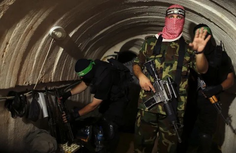 Hamas và mạng lưới đường hầm dày đặc để đối đầu Israel - Ảnh 3. Chiến binh Hamas bên trong một đường hầm ở Gaza vào tháng 8-2014 - Ảnh: REUTERS